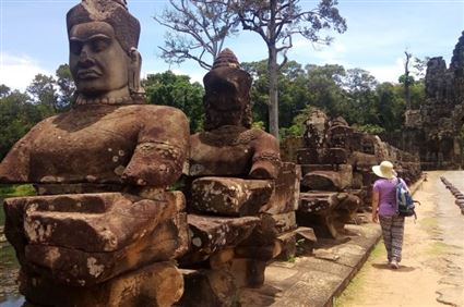 victoria-gate-angkor-thom-siem-reap-700x466